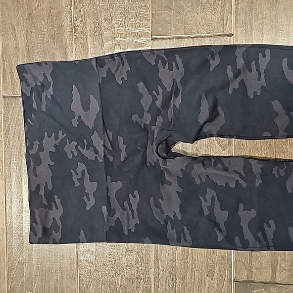 Spanx Women's Camo Leggings sz medium - Picture 2 of 6
